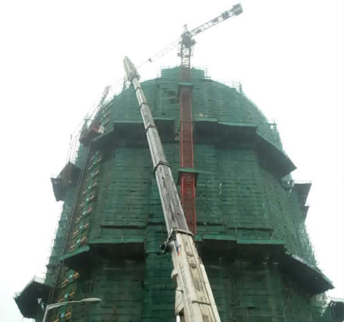都安吊车在工地上作业
